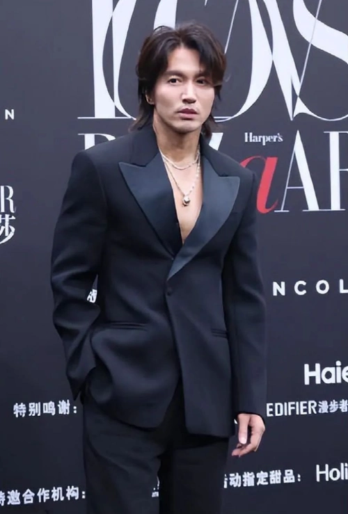 当黄轩和言承旭同样裸穿西装,终于见识"耍帅"与"真帅"