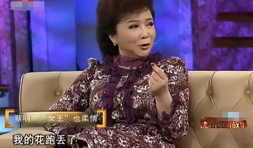 回顾蔡明儿子丁丁36岁仍未婚无子女是蔡明的骄傲也是她的心病