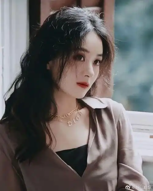 赵丽颖无袖白西装