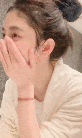 鞠婧祎晒出素颜视频,大力搓脸揉鼻动作粗鲁,实力打破整容传闻!