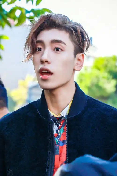 好可爱!一头卷发的王子异小哥哥简直太帅了