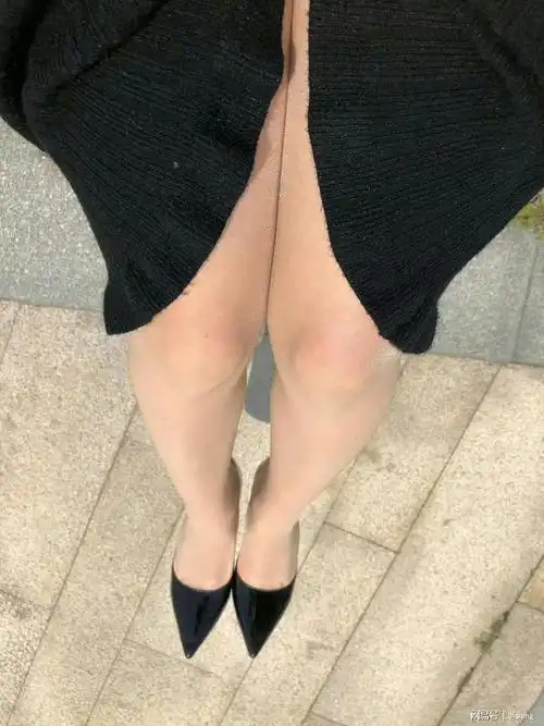 肉色丝袜与黑色尖头高跟鞋:时尚之选