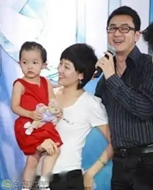 央视主持人鲁健一家三口