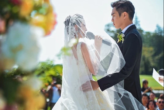 娱乐圈正能量,婚礼现场照曝光,唐艺昕哭成泪人,张若昀温柔拭泪