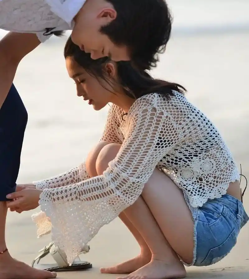 李沁魏大勋同游海边,两人就撒狗粮吧!"清新"cp甜得要命,齁甜