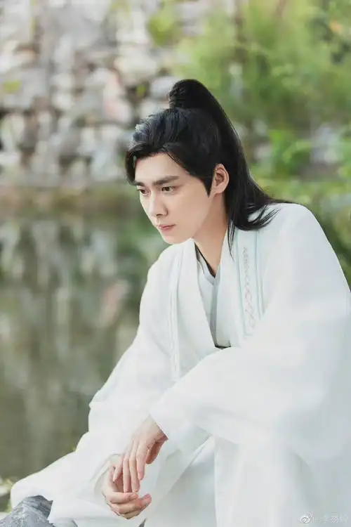 李易峰中秋晒最后的赢家剧照#李易峰晒古装照配文"良辰美景,只差月饼