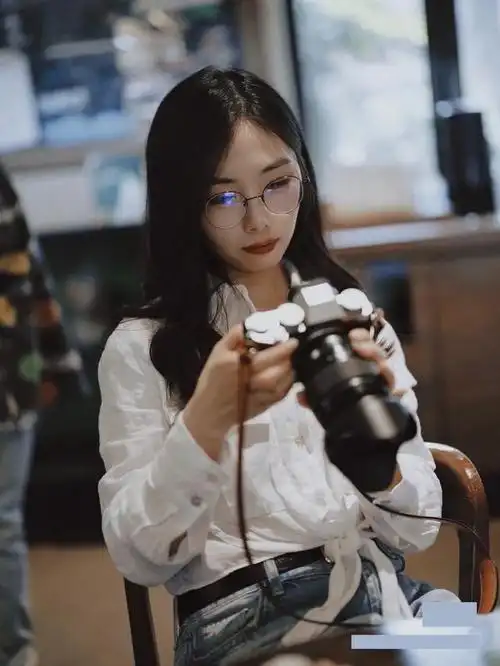 为什么戴眼镜女生有种独特魅力呢?