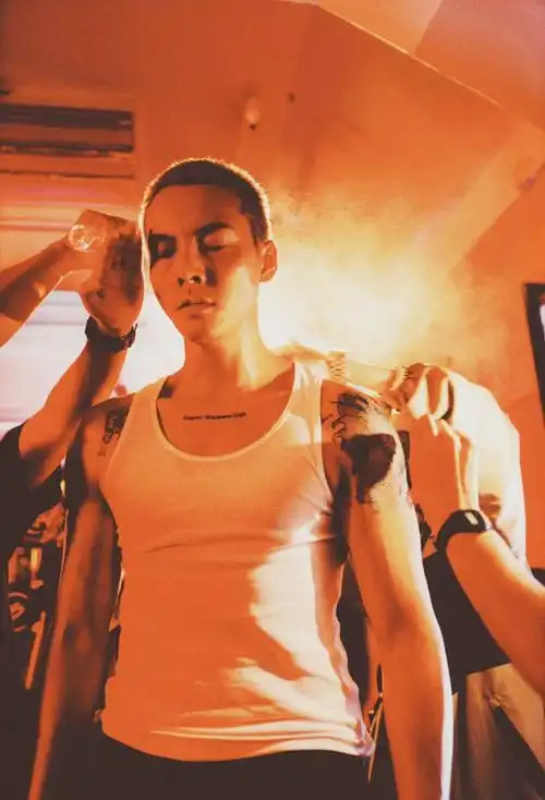 陈伟霆 林超贤硬汉优选#陈伟霆新电影半裸肌肉线条力量感拉满,直接爆