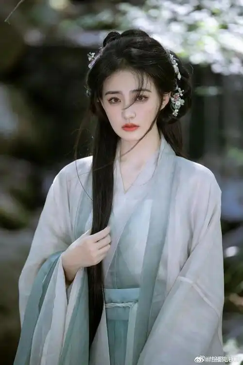 徐璐古风写真🈶 好适合古风造型,清冷感十足……|徐璐|古装剧_新浪