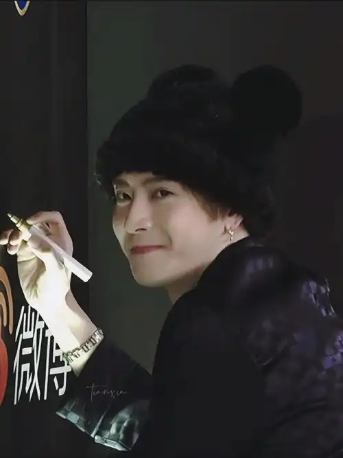 可爱宝宝妈粉回归@王嘉尔呜呜呜今日糖分超标#王嘉尔lv品牌代言人