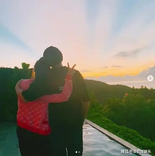 昆凌忙工作周杰伦独自带娃,小周周扎马尾出镜,罗密欧骑爸爸肩膀