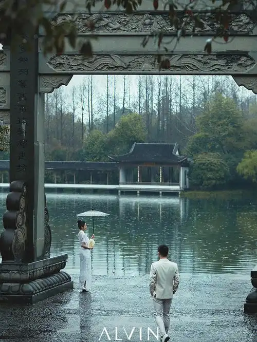 古色古香的中式园林美景搭配一身优雅旗袍和一场江南烟雨如一幅画卷