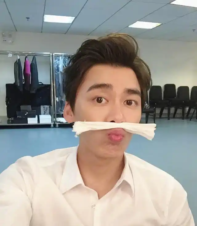 李易峰的素颜自拍你最喜欢哪一张?