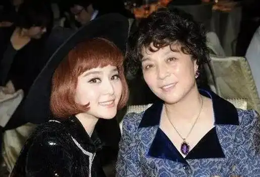 董子健妈妈居然是她.