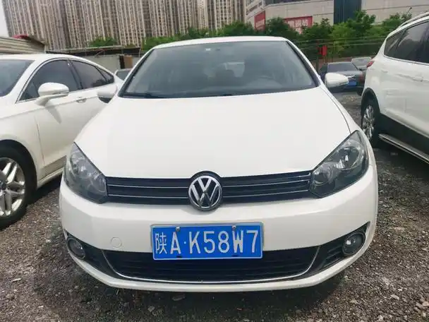 感觉中国蓝底白字的车牌很丑.