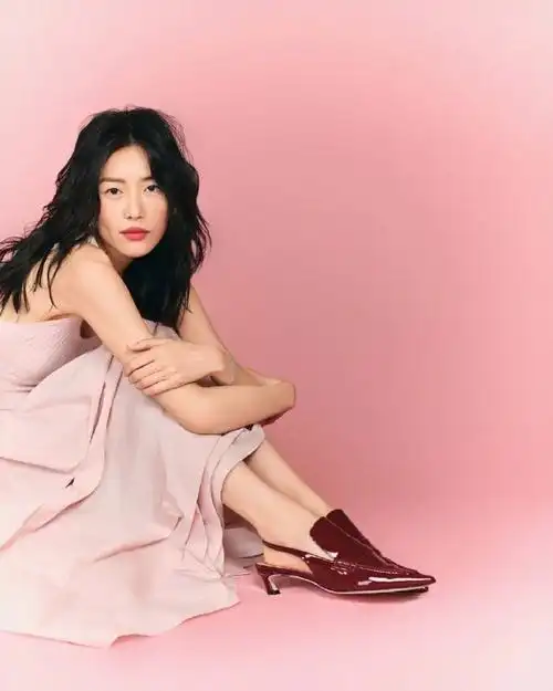 粉色系也能被她演绎得如此高级~#刘雯的粉色裙子#  她搭配的粉色羊毛