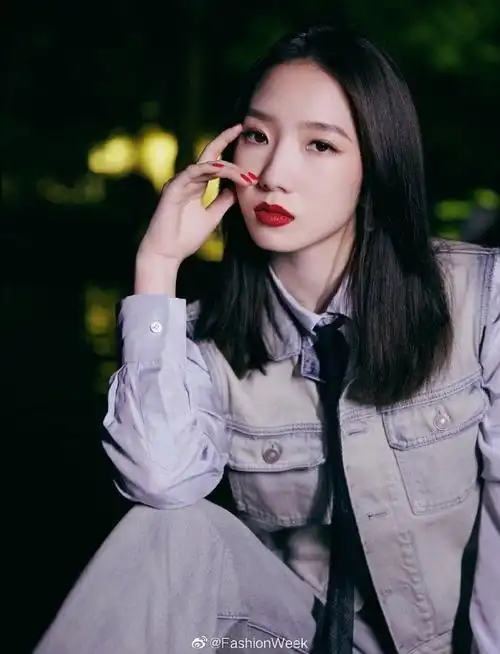 孟美岐一身牛仔套装搭配红艳唇色摩登率性的迪奥女孩