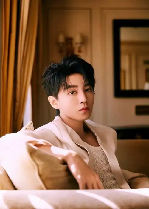 王俊凯巴黎时装周白西装造型##王俊凯cl巴黎时装周