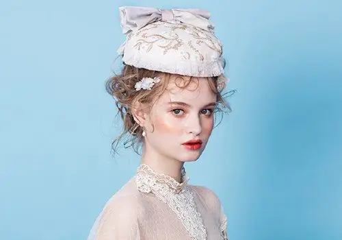 欧美宫廷风卷发低盘发发型