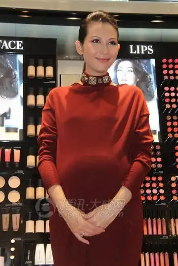 女明星立足娱乐圈不容易,怀孕期生存法则:挺肚玩命捞金保持曝光