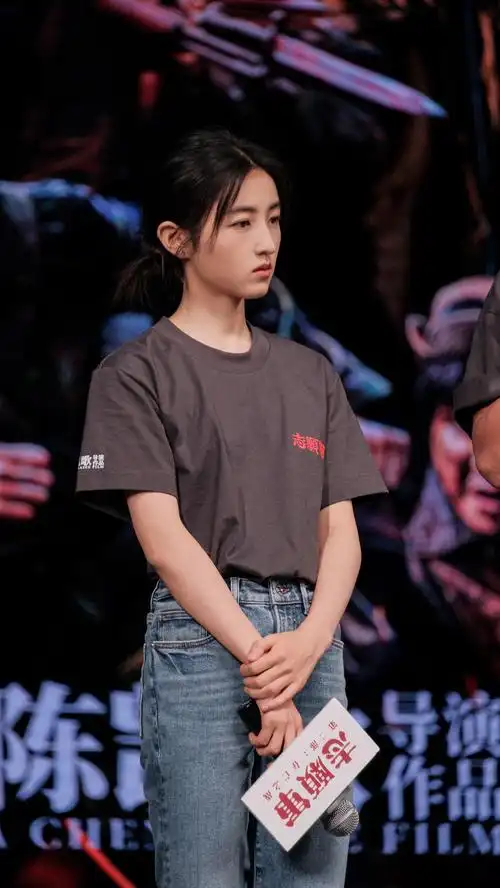 电影志愿军存亡之战# 路演南京站张子枫 于灯火明亮中相见,并肩回望