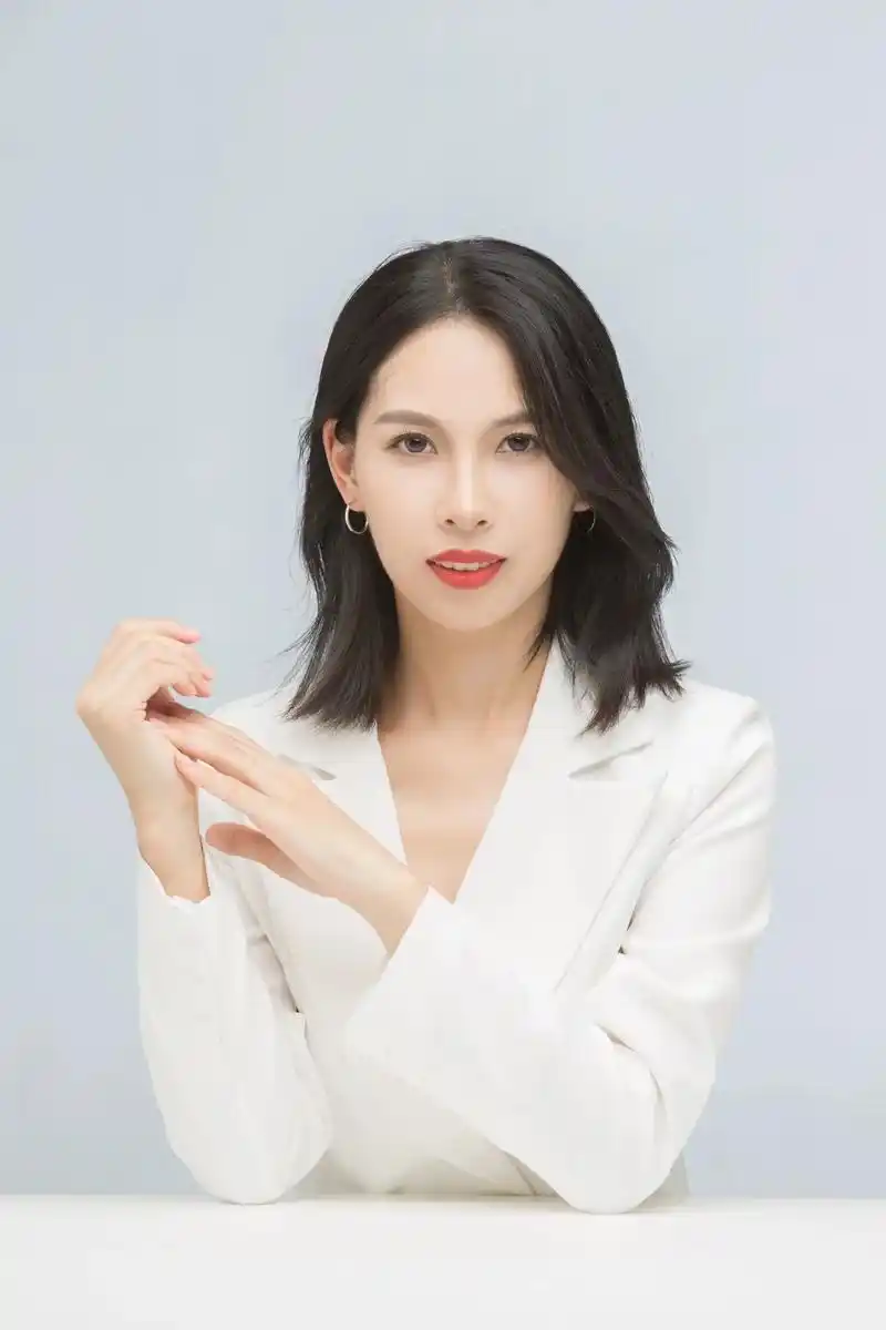 职业照/形象照.一张贴合气质的形象照能够起到不言而喻的作用 - 抖音