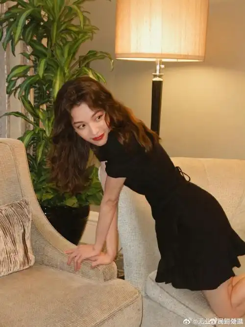 钟楚曦港风氛围感##钟楚曦用水果挡住了樱桃小嘴