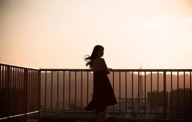 一个女人沉默的背后,是对男人攒够了失望之后的寒心.