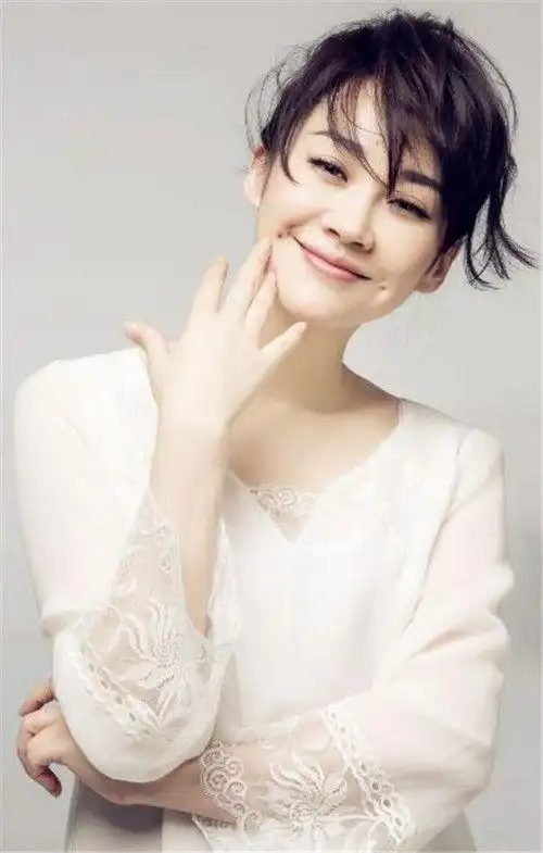 48岁许晴晒随性短发痞气造型 "颜值界扛把子"海量罕见美照大曝光