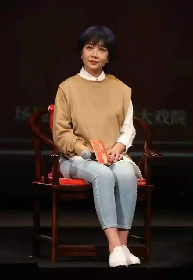 江珊换新发型露面一头紫发比小年轻还潮满脸胶原蛋白太显嫩了