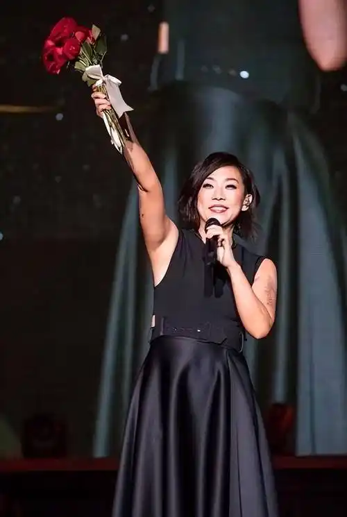 57岁林忆莲真不顾身材管理!手臂赘肉明显还穿无袖上衣,毫无美感