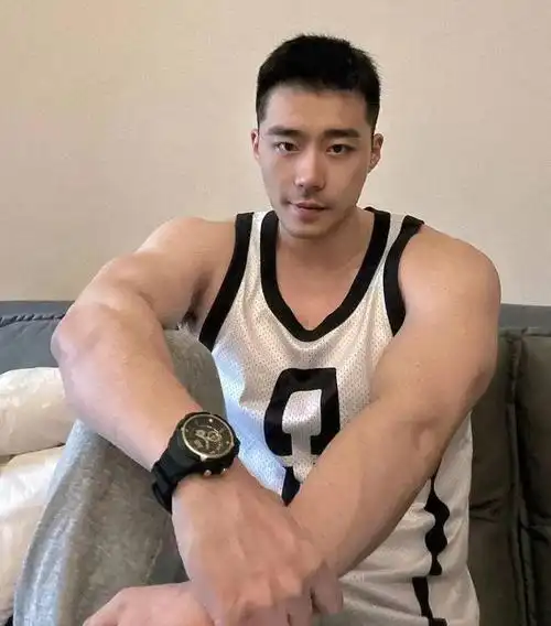 2024男生夏季发型流行趋势,这3款清爽帅气,剪完提升颜值!