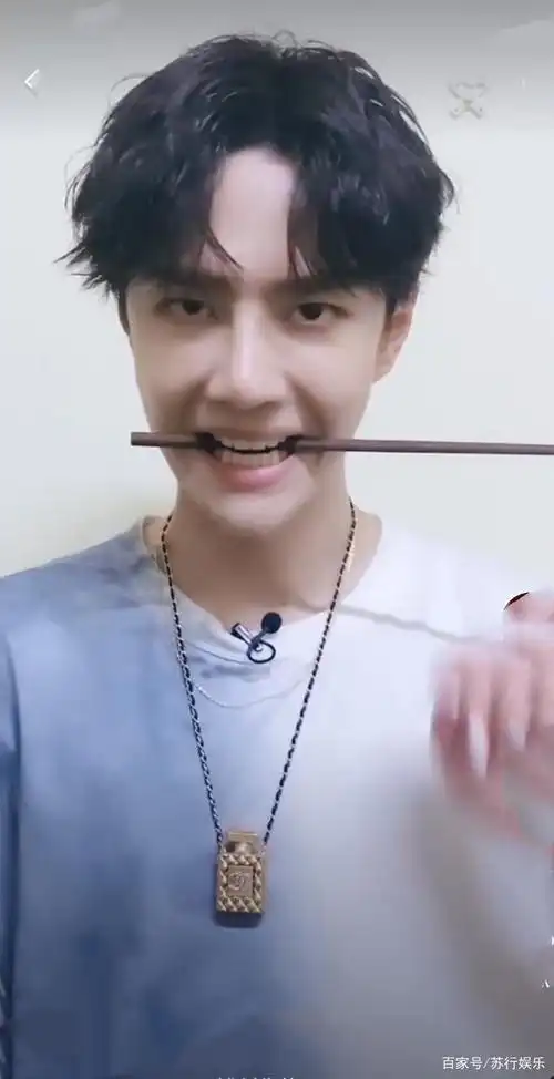 王一博咬筷子秀"牙",调皮发文:牙口不错,网友却被项链吸引了