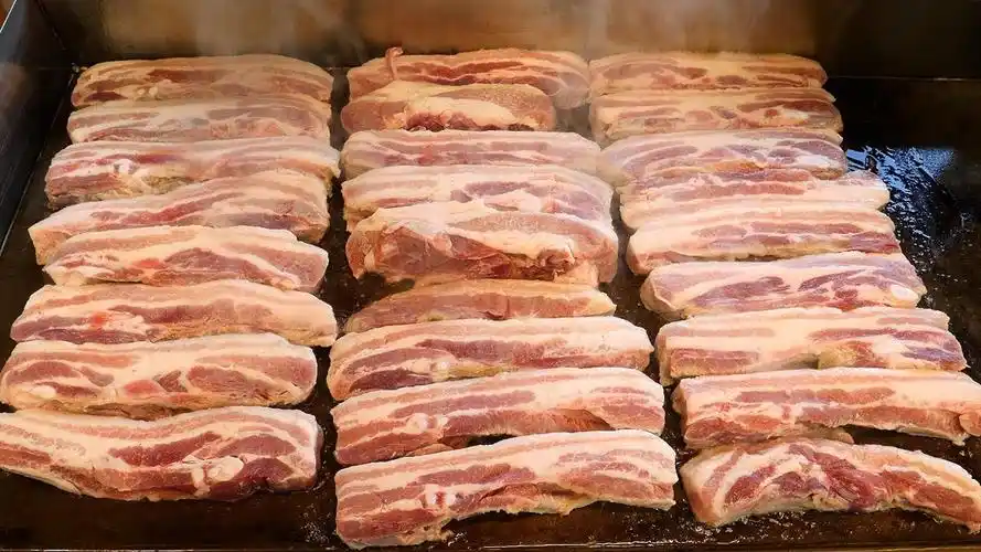 每人2800韩元的铁板五花肉烤五花肉韩国烧烤韩国街头美食【ettv】