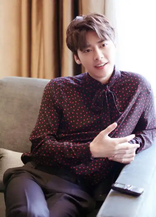 挑战每天按相册顺序发一张李易峰的照片