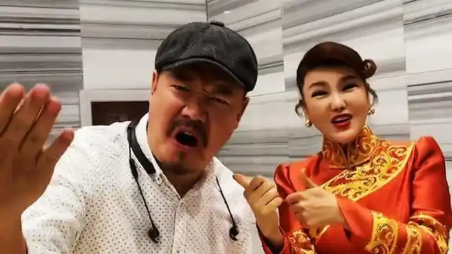 乌兰图雅老公竟也是歌手!夫妻同台合唱《套马杆》,简直太完美了