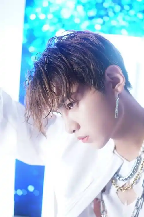 每日易星闻##黄明昊镂空背心