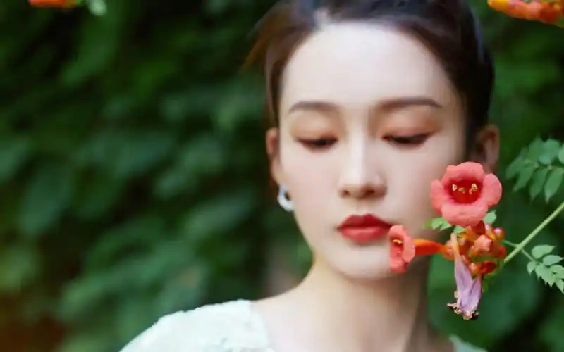 李沁薄纱裙唯美写真,清新脱俗,美丽可人