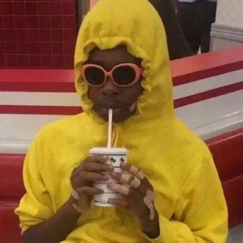 找一个穿黄色卫衣戴帽子的黑人小哥头像