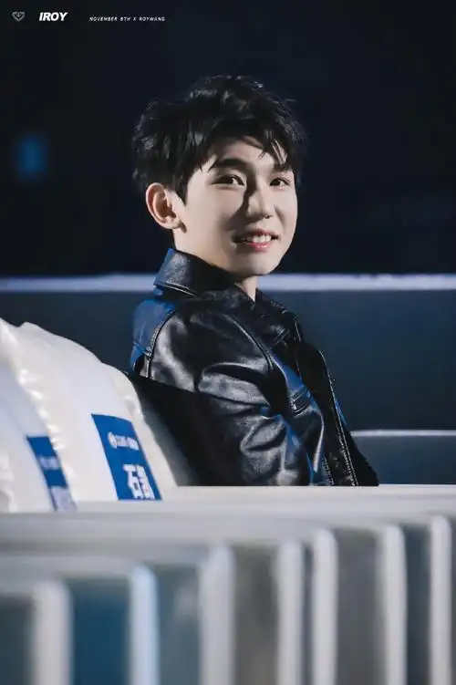 王源巅峰盛典台下饭拍  手舞足蹈快乐活泼的小源简直太可爱啦!