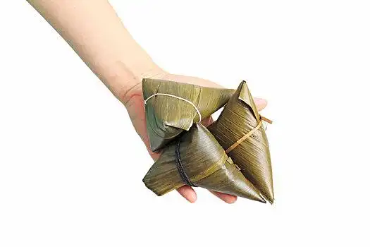 手拿粽子特写