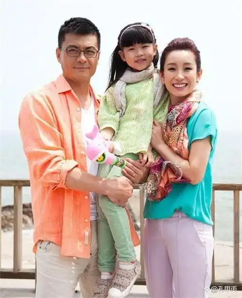 2015年36岁秦海璐产下九斤重儿子后丈夫王新军表示补办婚礼