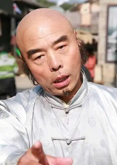 低照样穿出衣服品味 对大家来说这是一个脸熟但是叫不出名字的老爷爷