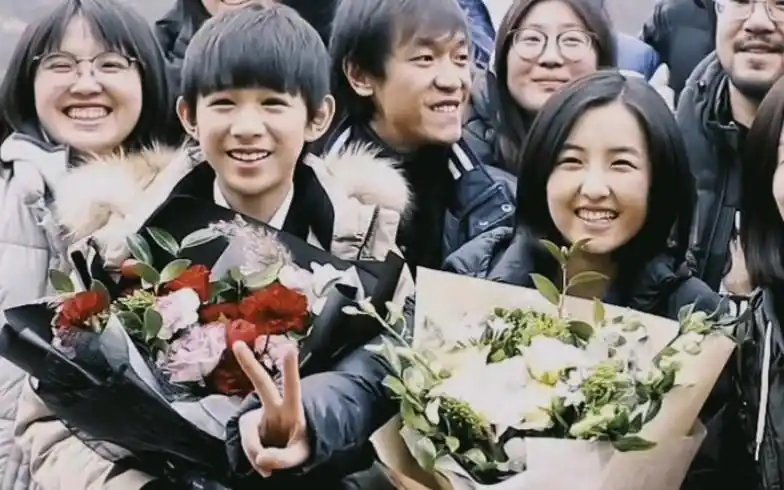 荣梓杉张子枫姐弟俩互相对对方的肯定合作前辈导演对姐弟的二人的肯定