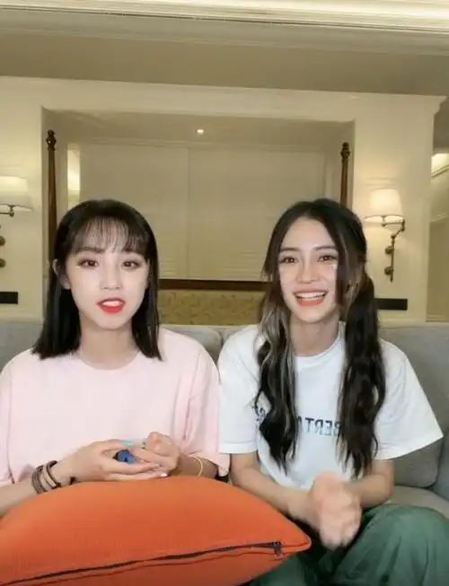 不和风波后杨颖空降宋雨琦直播间约饭做指甲感情超级好