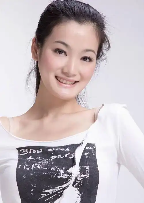 他是逍遥侯,是抗战剧大哥,因家暴闪婚又闪离,酒席没办就散伙了