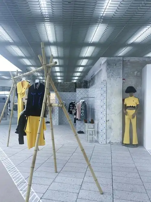 玩儿,有趣,带点市井烟火"土味"的特色……我会这样描述uooyaa乌丫.