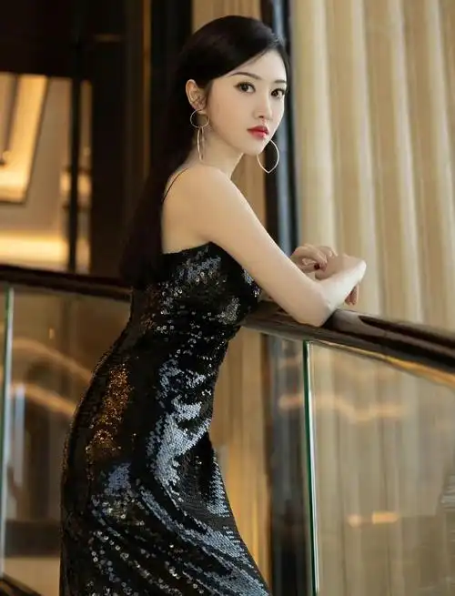 景甜黑色吊带连衣裙,肤白貌美,娇媚可人!