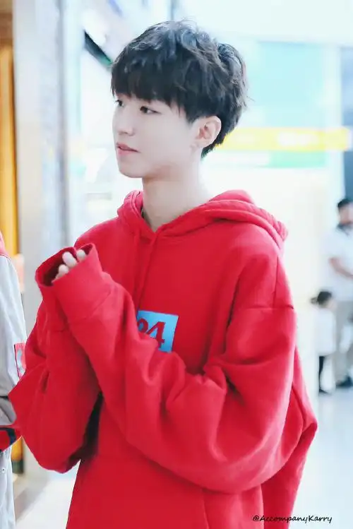 王俊凯超话四年前今日苏黎世机场拥有超次元美貌的红卫衣小俊,呼吸都