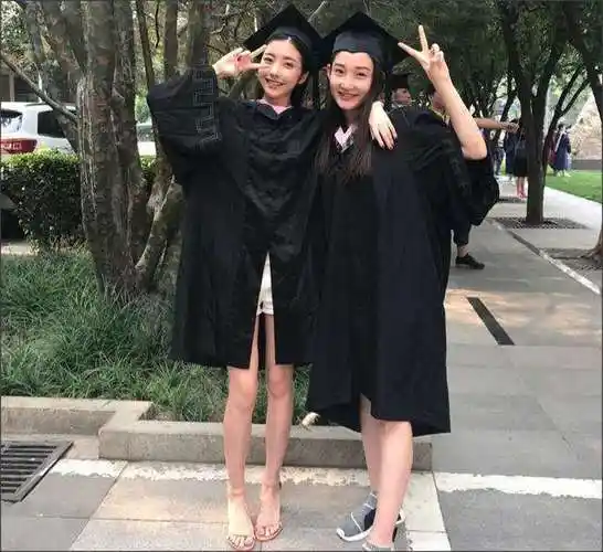王思聪女友豆得儿毕业照曝光大胆骑男同学肩膀应该没怀孕